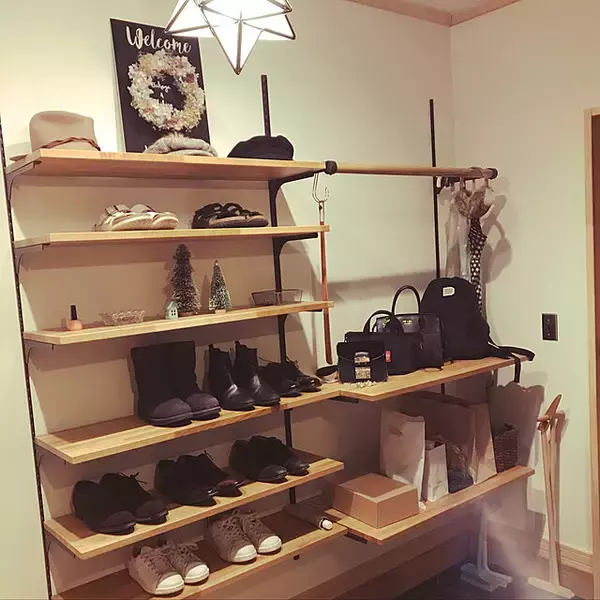 「定位置を決めて快適に！毎日使うかばんの置き場所アイデア」の画像