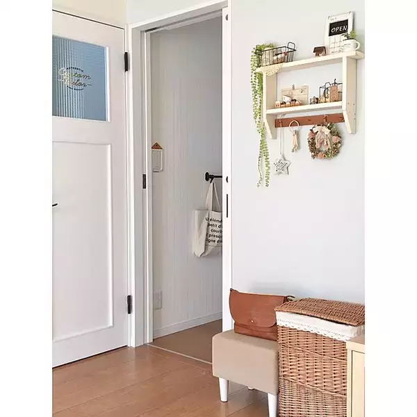 「定位置を決めて快適に！毎日使うかばんの置き場所アイデア」の画像