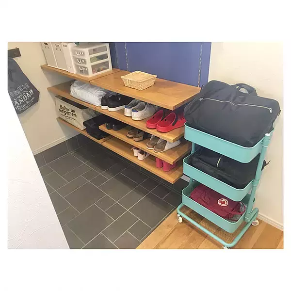 「定位置を決めて快適に！毎日使うかばんの置き場所アイデア」の画像