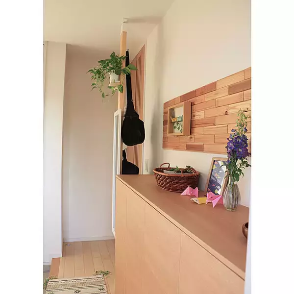 「定位置を決めて快適に！毎日使うかばんの置き場所アイデア」の画像