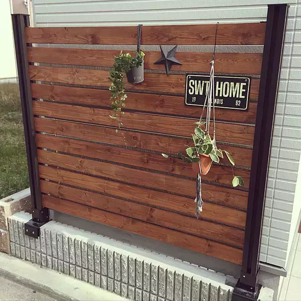 「ナチュラルインテリアにぴったり♡フェンスや窓枠のDIY」の画像