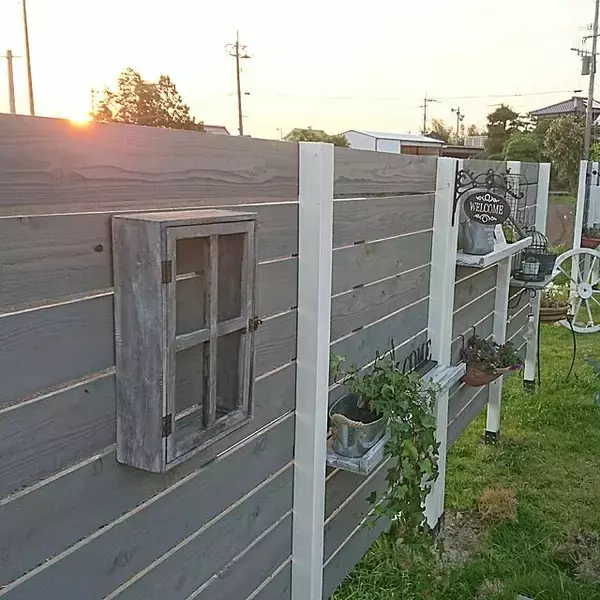 「ナチュラルインテリアにぴったり♡フェンスや窓枠のDIY」の画像