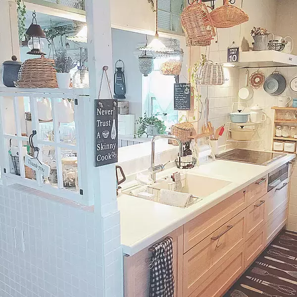 「ナチュラルインテリアにぴったり♡フェンスや窓枠のDIY」の画像