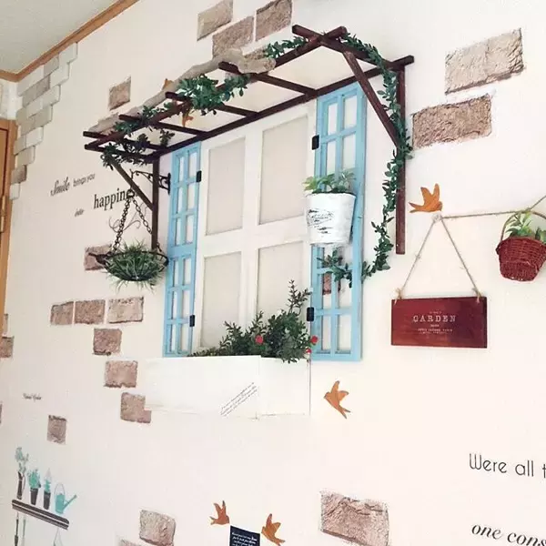 「ナチュラルインテリアにぴったり♡フェンスや窓枠のDIY」の画像