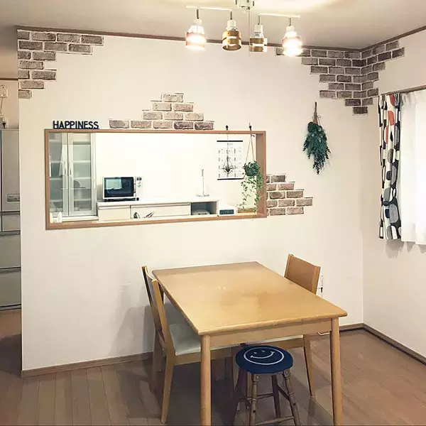 「貼るだけでイメージ一新！セリアのリメイクシート活用法」の画像