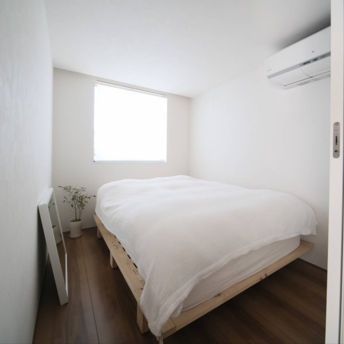 眠りの時間は大事にしたい ミニマルな寝室コーディネート 年2月25日 エキサイトニュース