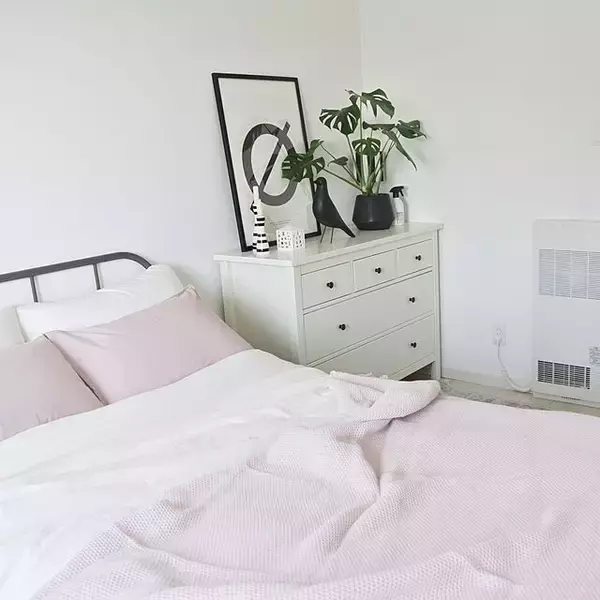 「ハイセンスかつ癒しを♡アクセントカラーが魅力的な寝室」の画像