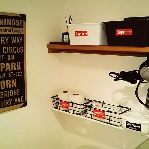 「「ステッカーで地味さを解消◎ロゴが活きる男前1Kルーム」 by RYUさん」の画像