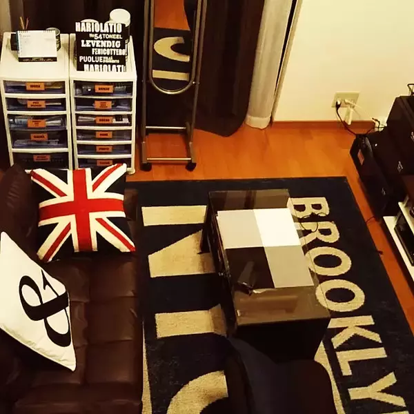 「「ステッカーで地味さを解消◎ロゴが活きる男前1Kルーム」 by RYUさん」の画像