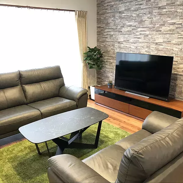 「これがおすすめ！3パターンで学ぶリビングのソファの配置」の画像