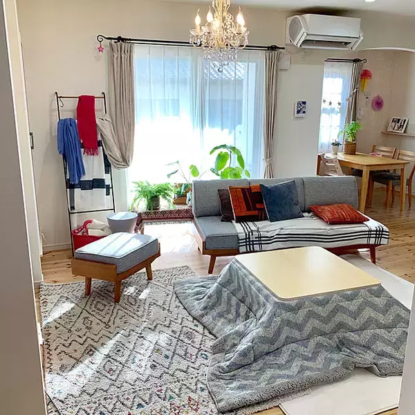 「これがおすすめ！3パターンで学ぶリビングのソファの配置」の画像