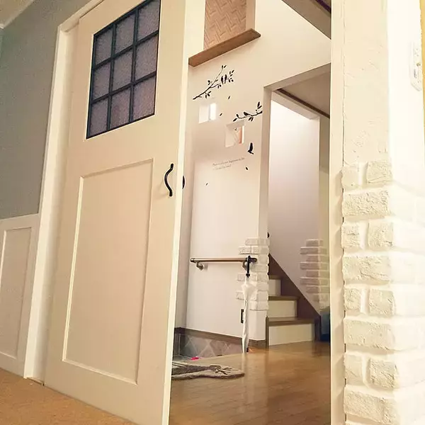 「和風から洋風ドアそっくりに大変身！DIYでふすまリメイク」の画像