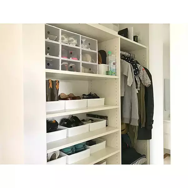 「空間をフル活用！すっきりと収納量をアップする下駄箱収納」の画像