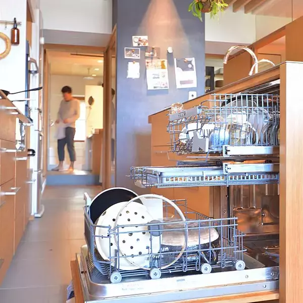 「「暮らしの中心に置いた、人を歓迎する品のよいキッチン」 by room___317さん」の画像