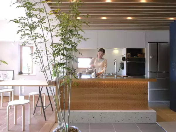 「「暮らしの中心に置いた、人を歓迎する品のよいキッチン」 by room___317さん」の画像