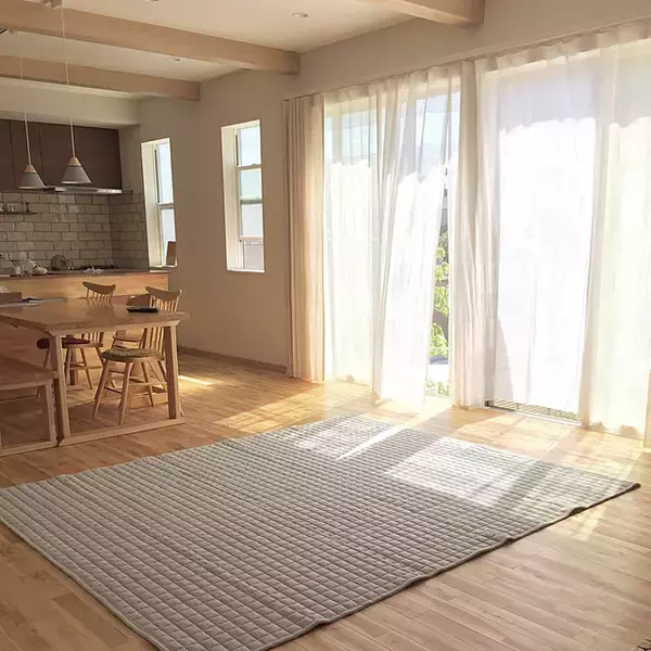 「みんなどうやって過ごしてる？ソファーなしリビングの生活」の画像