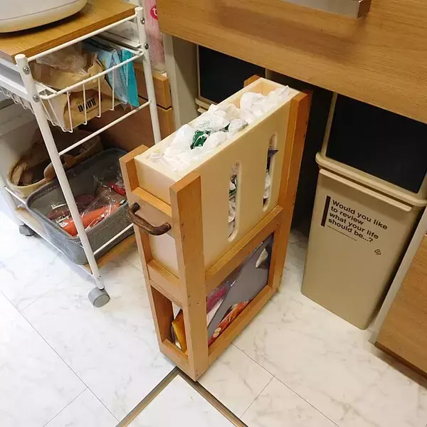 「コレでスッキリ♪上手にまとまるレジ袋や紙袋の収納実例」の画像