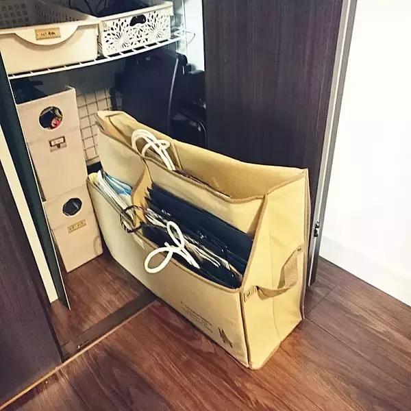 「コレでスッキリ♪上手にまとまるレジ袋や紙袋の収納実例」の画像