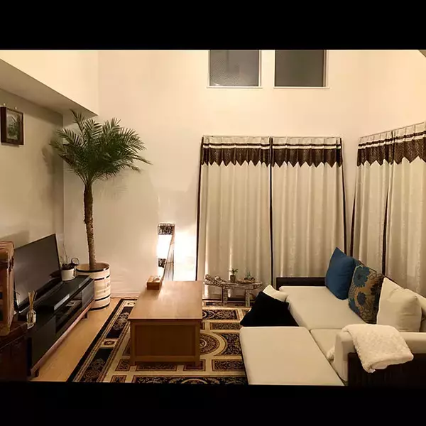 「ゆったりリラックス♡リゾートインテリアを楽しむリビング」の画像