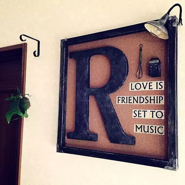 「プチプラで高満足度！ダイソーアイテムでつくる壁面インテリア」の画像