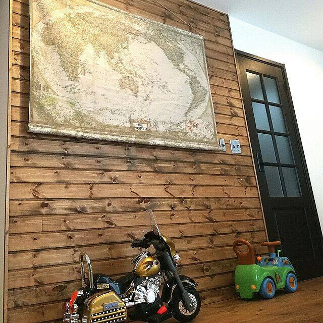 眺めるだけで旅気分を味わえる♪いろいろな世界地図のあるお部屋