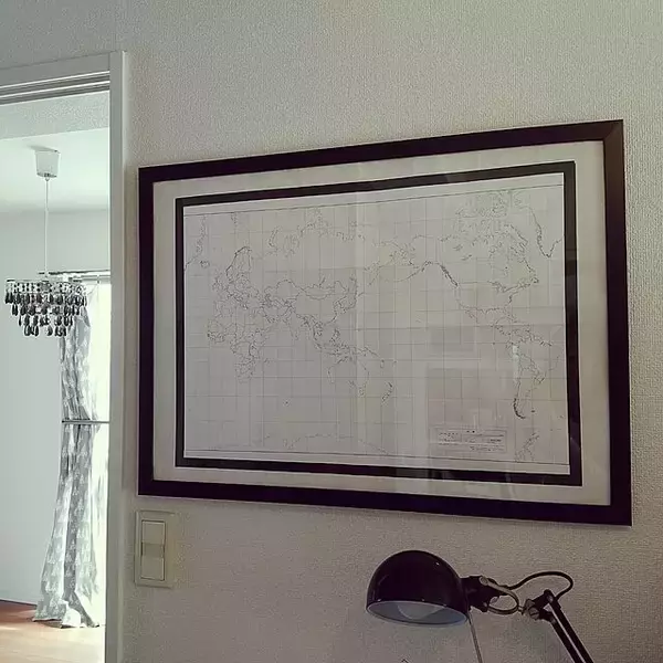 「眺めるだけで旅気分を味わえる♪いろいろな世界地図のあるお部屋」の画像