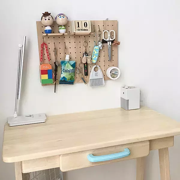 「収納もディスプレイも！ダイソーの有孔ボード活用アイデア10選」の画像