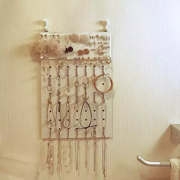 「収納もディスプレイも！ダイソーの有孔ボード活用アイデア10選」の画像