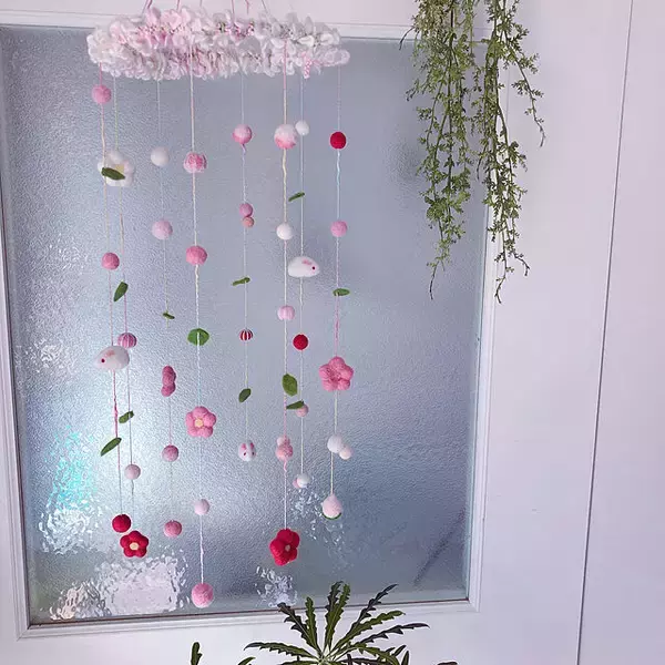 「ふわふわ感に癒される♡ハンドメイドの羊毛フェルト作品がある空間」の画像