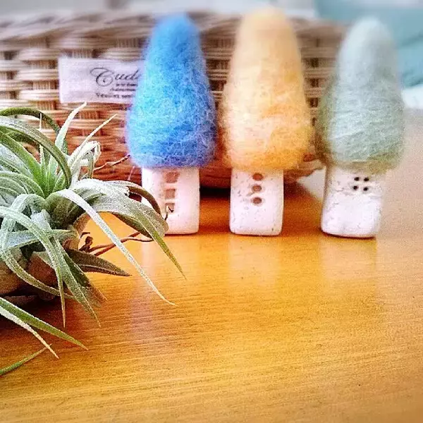 「ふわふわ感に癒される♡ハンドメイドの羊毛フェルト作品がある空間」の画像