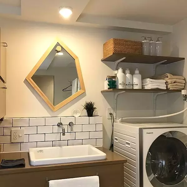 「造作洗面所をお気に入り空間に♪こだわりのミラー10選」の画像