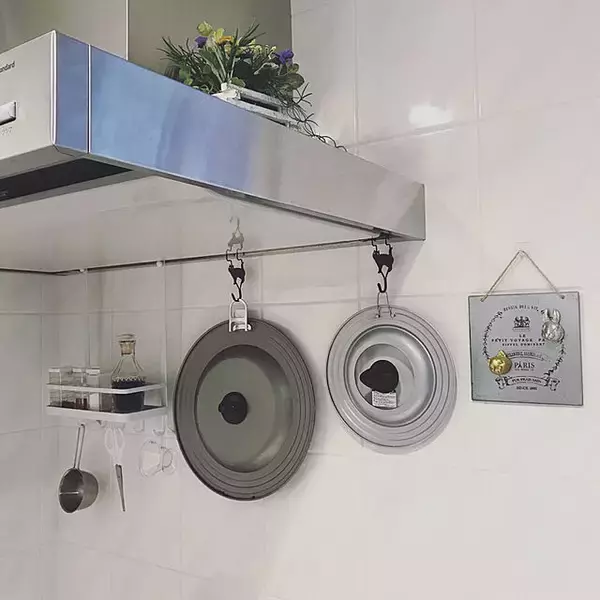 「家事効率もアップ☆フライパンの蓋を上手に収納するアイディア」の画像