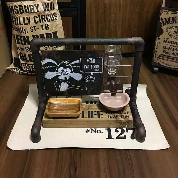 「気持ちよく過ごしてほしいから♪DIYで作るペットのごはん台」の画像