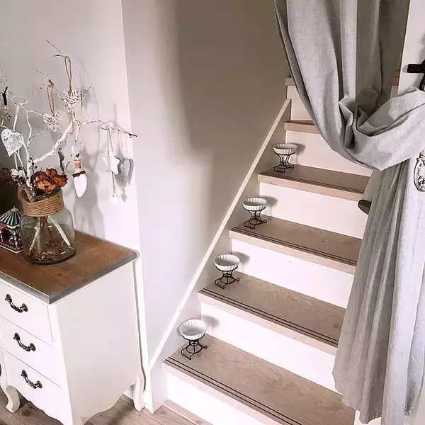 「気持ちよく過ごしてほしいから♪DIYで作るペットのごはん台」の画像