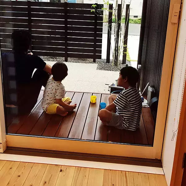 「お部屋から1歩でアウトドアライフ♪ウッドデッキの楽しくて有効的な活用例」の画像