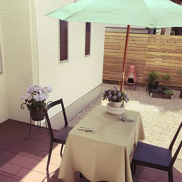 「お部屋から1歩でアウトドアライフ♪ウッドデッキの楽しくて有効的な活用例」の画像