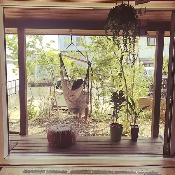 「お部屋から1歩でアウトドアライフ♪ウッドデッキの楽しくて有効的な活用例」の画像