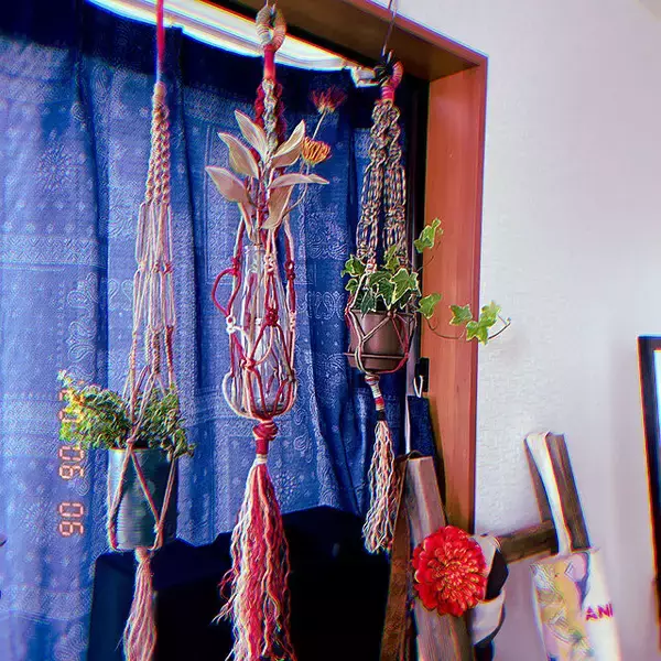 「空間に癒しとボヘミアン要素を♡マクラメ編みDIY実例10選」の画像