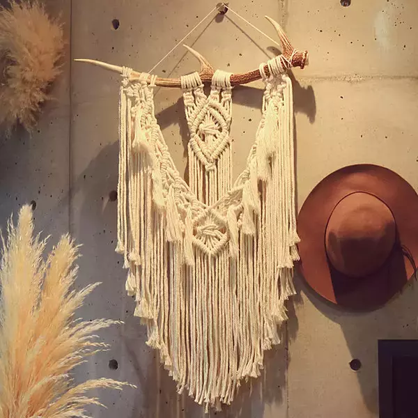 「空間に癒しとボヘミアン要素を♡マクラメ編みDIY実例10選」の画像