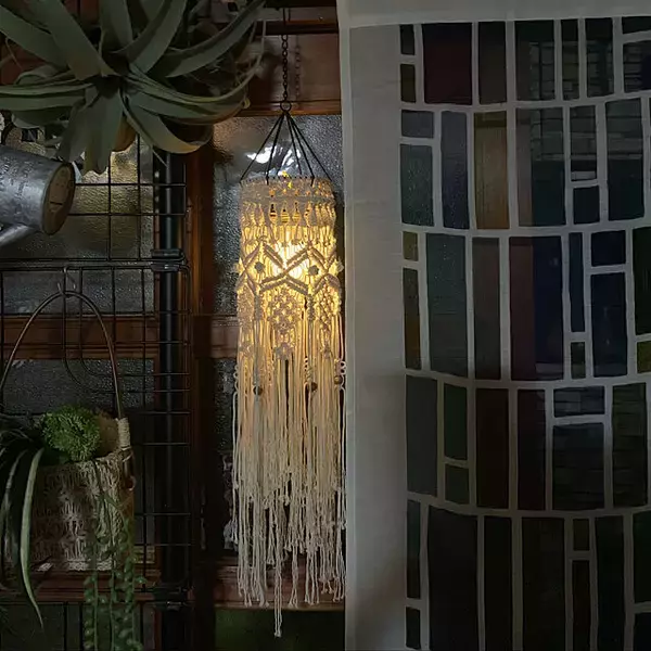 「空間に癒しとボヘミアン要素を♡マクラメ編みDIY実例10選」の画像