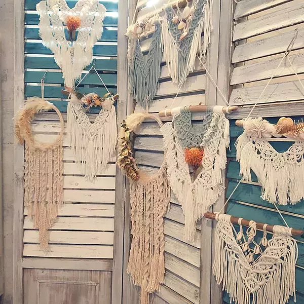 「空間に癒しとボヘミアン要素を♡マクラメ編みDIY実例10選」の画像