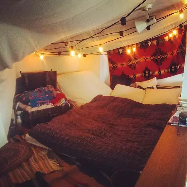 「こうやって寝てます！1人暮らしさんのロフトベッドルーム」の画像