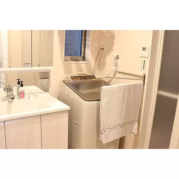 「生乾き臭の悩みもこれで解決☆バスタオルを効率よく干す方法」の画像