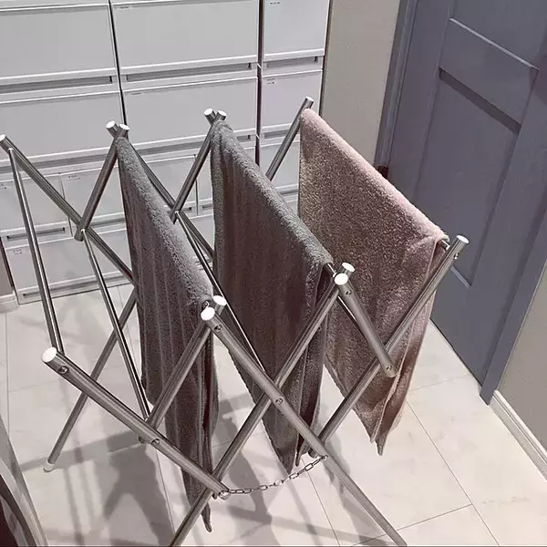 「生乾き臭の悩みもこれで解決☆バスタオルを効率よく干す方法」の画像