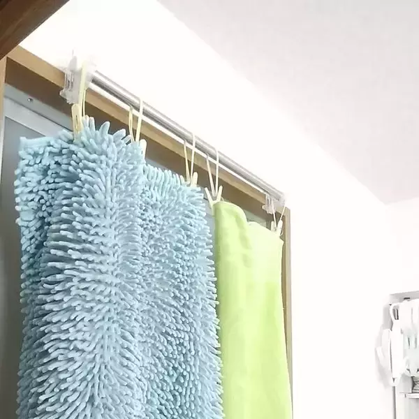「生乾き臭の悩みもこれで解決☆バスタオルを効率よく干す方法」の画像