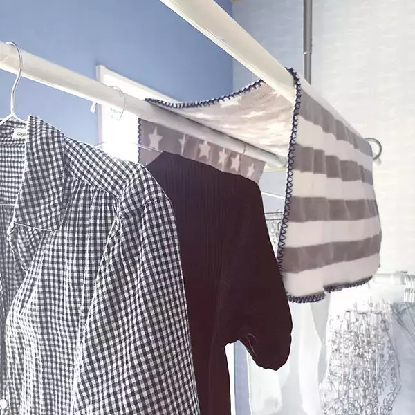 「生乾き臭の悩みもこれで解決☆バスタオルを効率よく干す方法」の画像