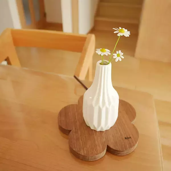 「100円台から叶う！ダイソーのフラワーベースで憧れの「花のある暮らし」」の画像