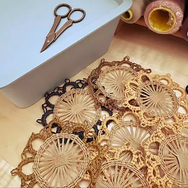 「おうちカフェを彩る♪ほっこり手作りコースター実例10選」の画像