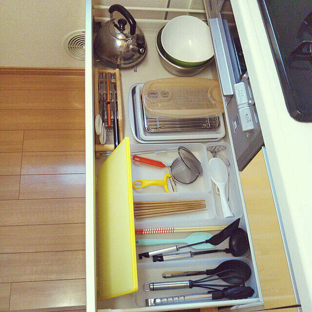 キッチンを使いやすくする秘密がたくさん☆コンロ下引き出しの便利な収納
