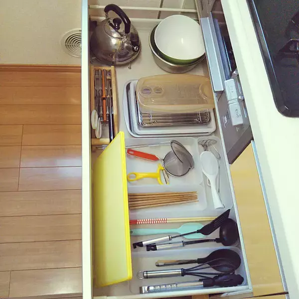 「キッチンを使いやすくする秘密がたくさん☆コンロ下引き出しの便利な収納」の画像